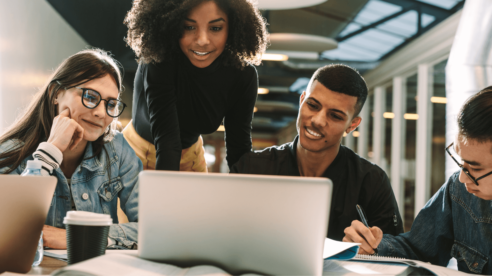 Hochschulstudenten, die mit Laptops nach vorne schauen